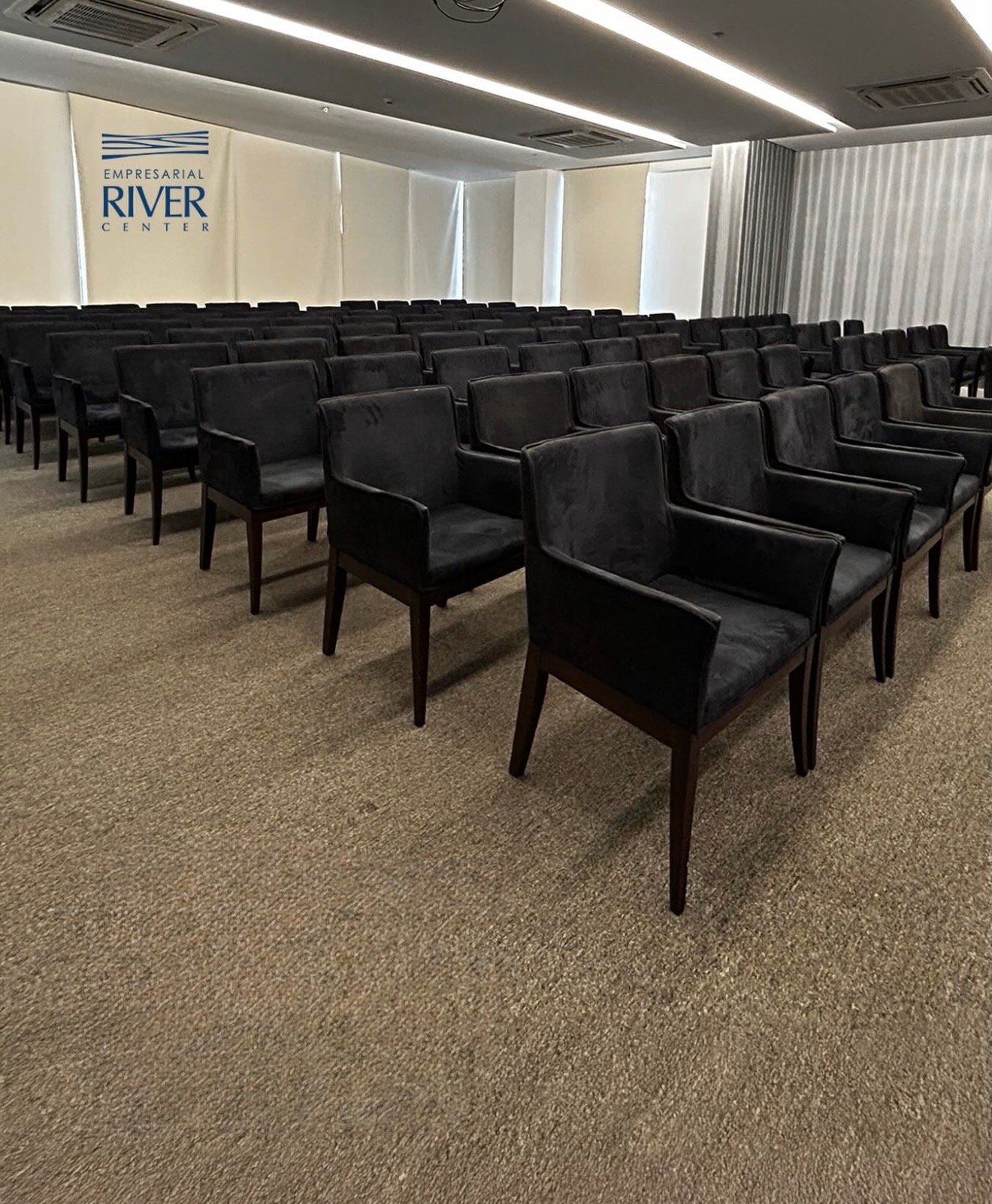 Manhattan River Center — plateia